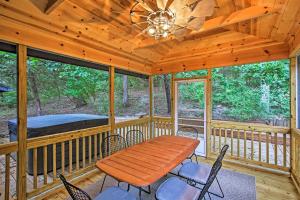 - une terrasse couverte en bois avec une table, des chaises et un lit dans l'établissement Massanutten Resort Home with Deck and Mountain Views!, à McGaheysville