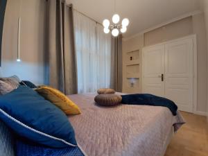 Un dormitorio con una cama con almohadas. en Cracowapart Hugo, en Cracovia