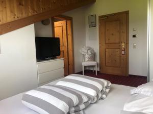 Łóżko lub łóżka w pokoju w obiekcie Hotel Rosslaufhof