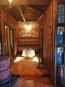 Yono's Traditional House في Ano Ravenia: غرفة مع طاولة في منتصف الغرفة