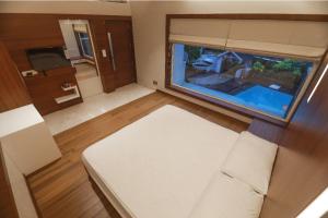 un gran acuario en una sala de estar con sofá en Square Villa Residency Luxury 1 Bed Room Villa with Private Pool, en Mukkam