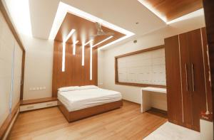 Un pat sau paturi într-o cameră la Square Villa Residency Luxury 1 Bed Room Villa with Private Pool