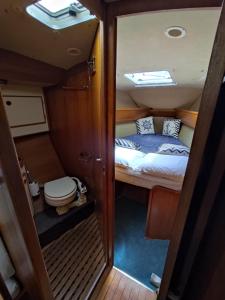 Postel nebo postele na pokoji v ubytování Dormire in Barca a Vela + 2 fotografie