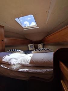 Postel nebo postele na pokoji v ubytování Dormire in Barca a Vela