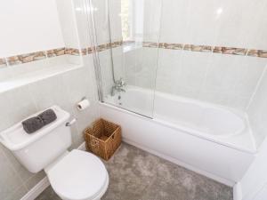 スウォンジーにある1 Atlantic Havenのトイレとシャワー付きの白いバスルーム +24枚の写真
