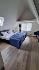 a bedroom with a bed and a desk at Hotel de Pergola in Giethoorn