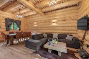 Posezení v ubytování Log House The River Pearl