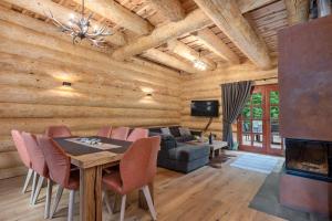 TV a/nebo společenská místnost v ubytování Log House The River Pearl