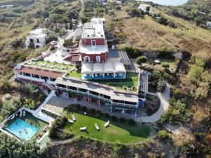 文托泰内Hotel Borgo Cacciatori的享有大厦空中美景,设有游泳池