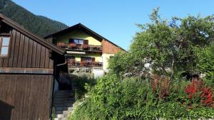 una casa con un balcón en el lateral. en Haus Pilz, en Obertraun