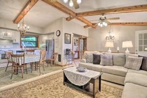 Coin salon dans l'établissement Secluded Home with Stunning Maggie Valley Views!