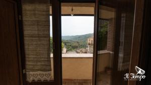 Una ventana con vista a la montaña. en Il Tempo B&B, en Cleto
