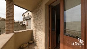 una puerta al balcón de una casa en Il Tempo B&B, en Cleto