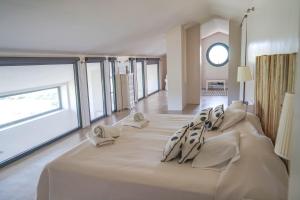 Posteľ alebo postele v izbe v ubytovaní El Toro Blanco Luxury Villa in Andalucia