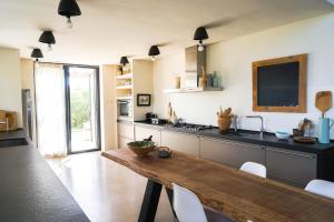 Kuchyňa alebo kuchynka v ubytovaní El Toro Blanco Luxury Villa in Andalucia