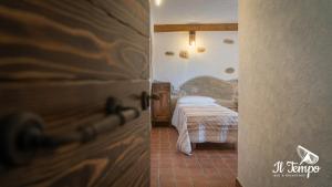 una habitación con una cama y una habitación con una puerta en Il Tempo B&B, en Cleto 18 fotos más