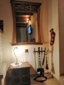 Pokój z lustrem i stołem z lampką w obiekcie Yono's Traditional House w mieście Áno Ravénia