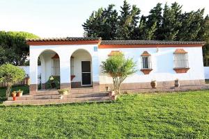 A garden outside Chalet con piscina, amplio jardin y aire acondicionado