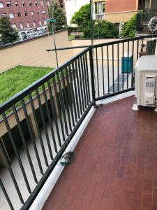 balkon z czarną poręczą i ceglaną podłogą w obiekcie Residenza Feltre w Mediolanie