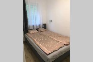 A bed or beds in a room at HUGO Lak Zamárdi