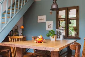 una sala da pranzo con tavolo e sedie in legno di La douce France a Collonges