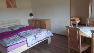 1 dormitorio con cama, escritorio y mesa en Ranczo en Działek