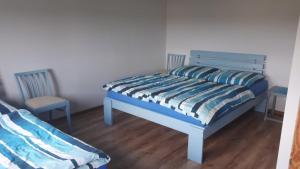 1 dormitorio con 1 cama y 2 sillas en Ranczo en Działek