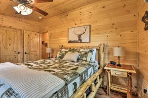 WardensvilleにあるUpscale Wardensville Cabin with Deck and Hot Tub!のギャラリーの写真