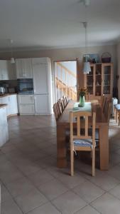 eine Küche und ein Esszimmer mit einem Holztisch und Stühlen in der Unterkunft Ranczo in Działek