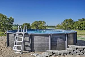 eine Leiter vor einem Pool mit einer Leiter in der Unterkunft Luxury Cannon Lake Home with Private Pool and Views in Faribault