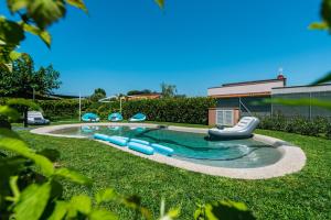 einen Pool mit blauen Schlauchkörpern in einem Hof in der Unterkunft il buen retiro in Lucca