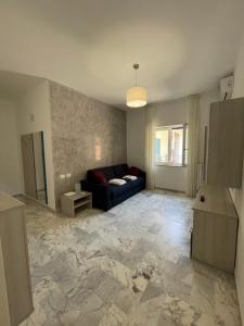 ein Wohnzimmer mit einem Sofa und einem großen Marmorboden in der Unterkunft Amalfi Casa Andreina in Amalfi
