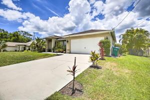 Afbeelding uit fotogalerij van Cape Coral Canalfront Home with Pool and Dock in Cape Coral
