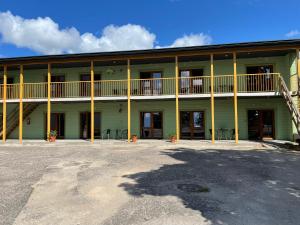 a large green building with a balcony at Endla Hostel ja Apartamendid in Haapsalu