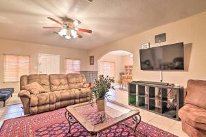 Televisyen dan/atau pusat hiburan di Lake Views and Private Porch Auburndale Family Home