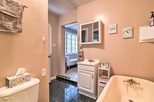 Bilik mandi di Lake Views and Private Porch Auburndale Family Home +17 gambar