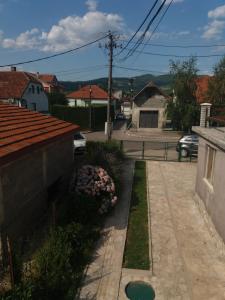 a view of a yard with a house and a street at Apartman Mila i Kaja in Nikšić