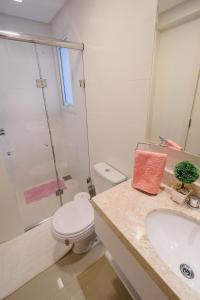 a bathroom with a toilet and a sink and a shower at Serra Nevada Apartamento- Vista Catedral de Pedra in Canela