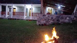 un incendio en el patio de una casa por la noche en Buni Shqipes, en Theth