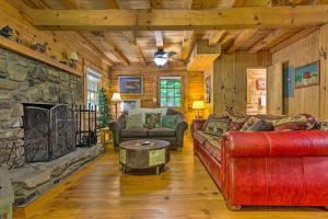 Comfy Maggie Valley Cabin on Creek with Hot Tub!