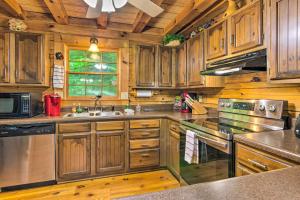 Comfy Maggie Valley Cabin on Creek with Hot Tub!