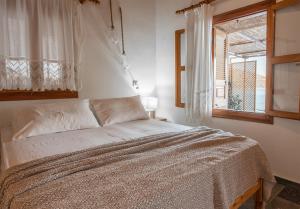 En eller flere senge i et værelse på Island Apartments