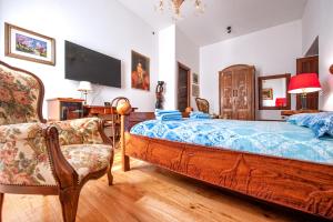 Telewizja i/lub zestaw kina domowego w obiekcie B&B BONE NOVELLE dimora storica palazzo zuzi