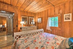 Säng eller sängar i ett rum på Linville Falls Tensies Cottage with Gas Grill!