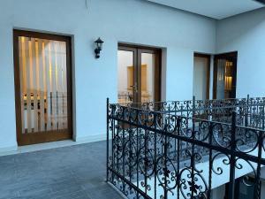 ティミショアラにあるSavoya4 Old City Center Self Checkin WorkspaceStudioの錬鉄製の手すりとドアが付いたバルコニー