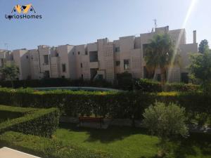 ein Gebäude mit einem Park davor in der Unterkunft LyriosHomes Beach Costa Ballena in Chipiona