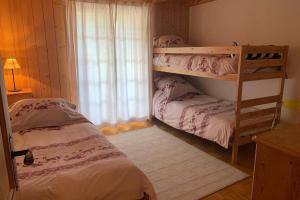 Двухъярусная кровать или двухъярусные кровати в номере Joli appartement de 3,5 pièces, plein centre.