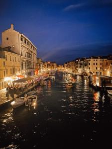 Zdjęcie z galerii obiektu Casa Virginia direct at the canal Cannaregio with own roof terrace w Wenecji