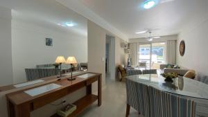 un salon avec une cuisine et un salon dans l'établissement Garden Ville · Confortável apartamento na Praia de Bombas com ótima localização, à Bombinhas