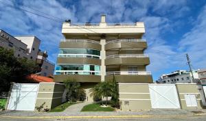 Photo de la galerie de l'établissement Garden Ville · Confortável apartamento na Praia de Bombas com ótima localização, à Bombinhas